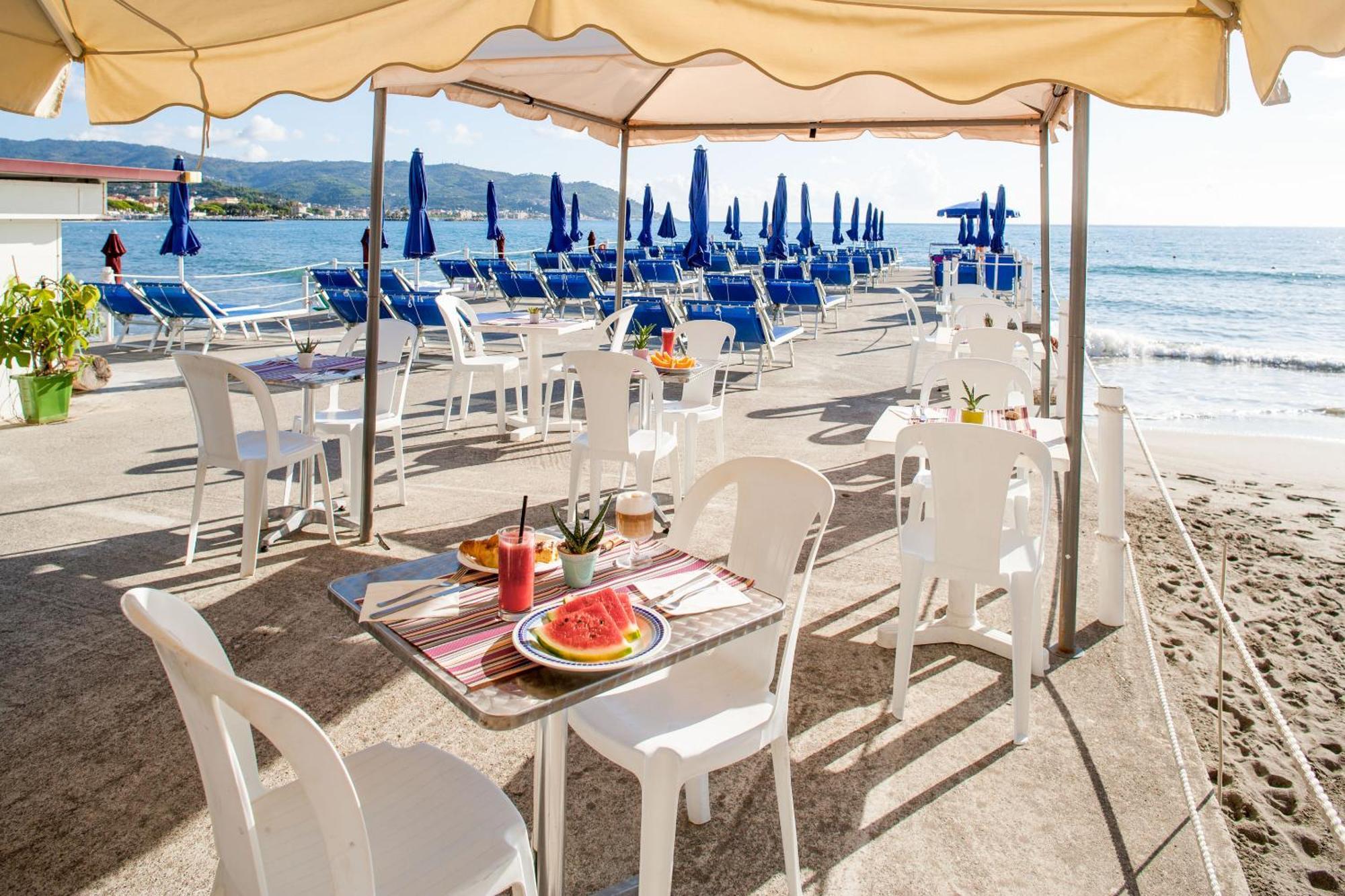 Hotel Moresco Diano Marina Exterior foto